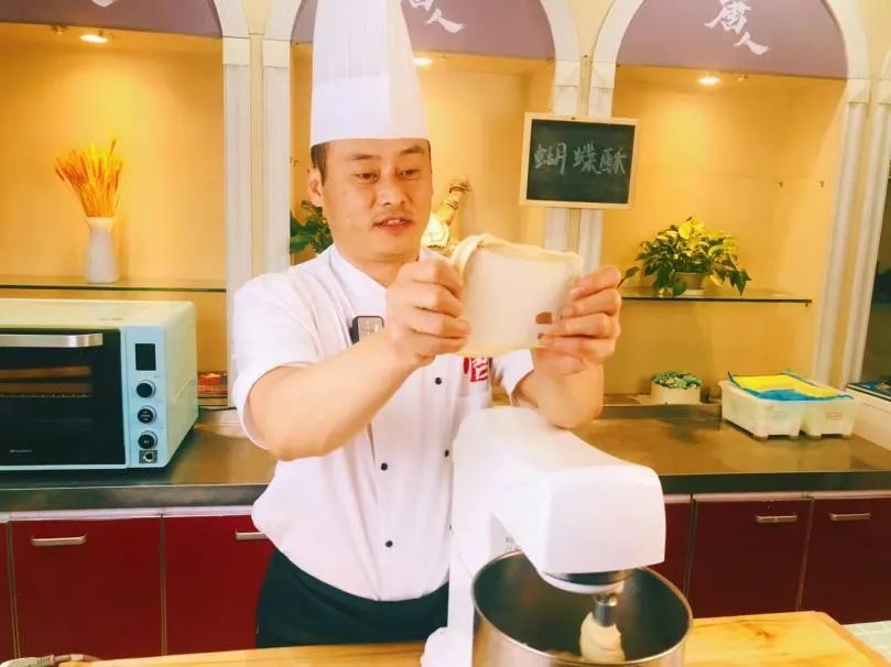 年輕人最愛的網紅店爆款，酥到掉渣的“蝴蝶酥”